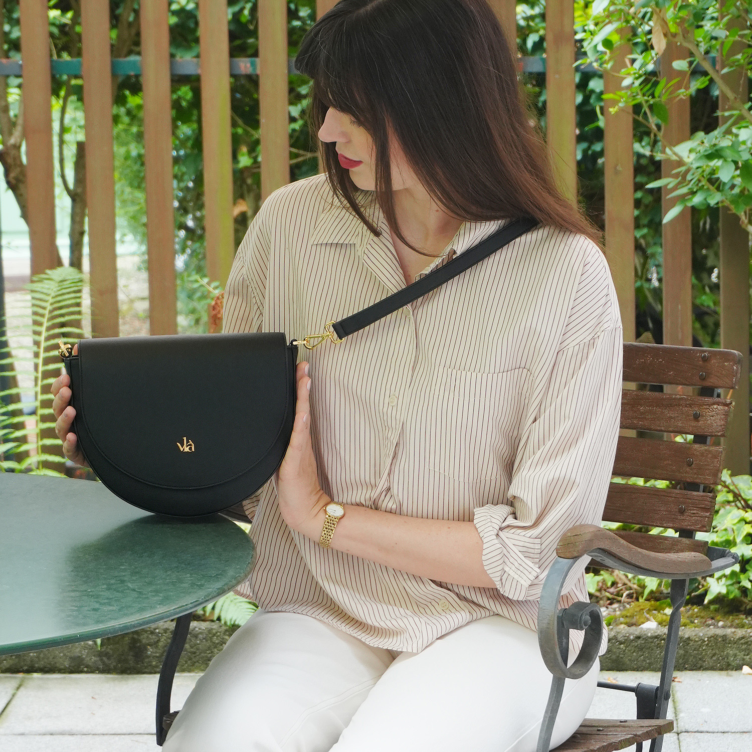 vlà Alice Halbmond-Tasche mit Model im Garten