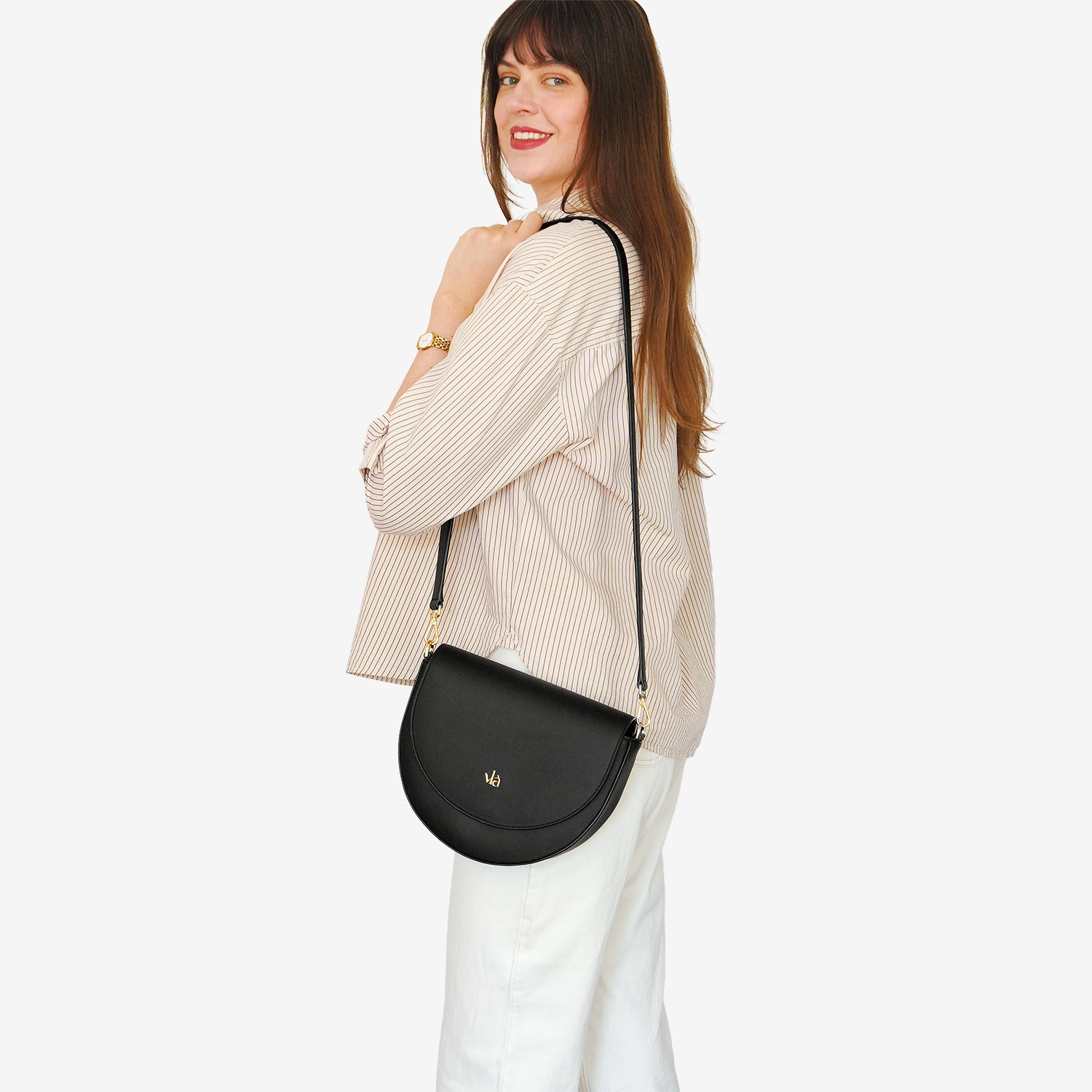 vlà Alice Half Moon Bag in Schwarz – über der Schulter getragen