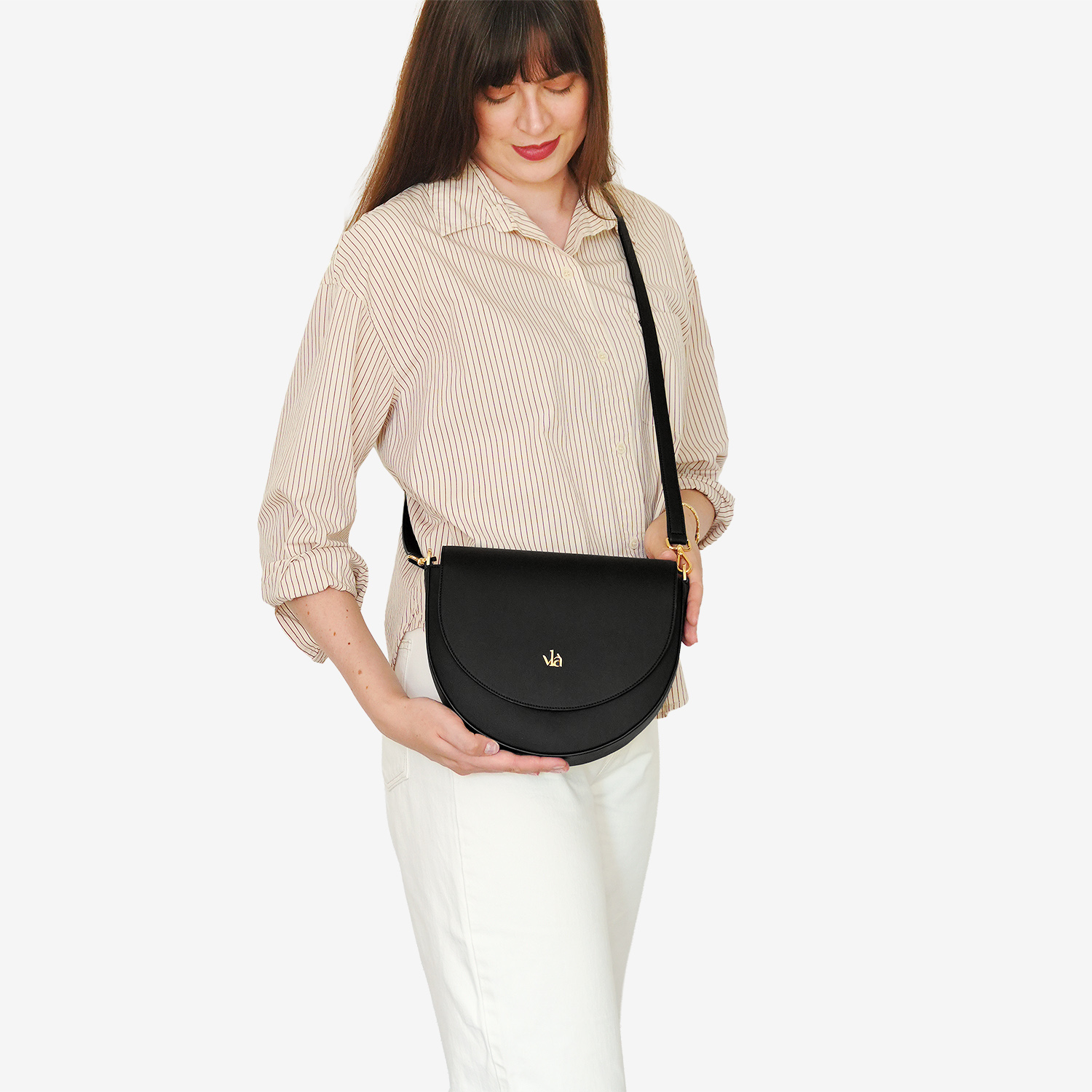 vlà Alice Half Moon Bag in Schwarz – crossbody getragen