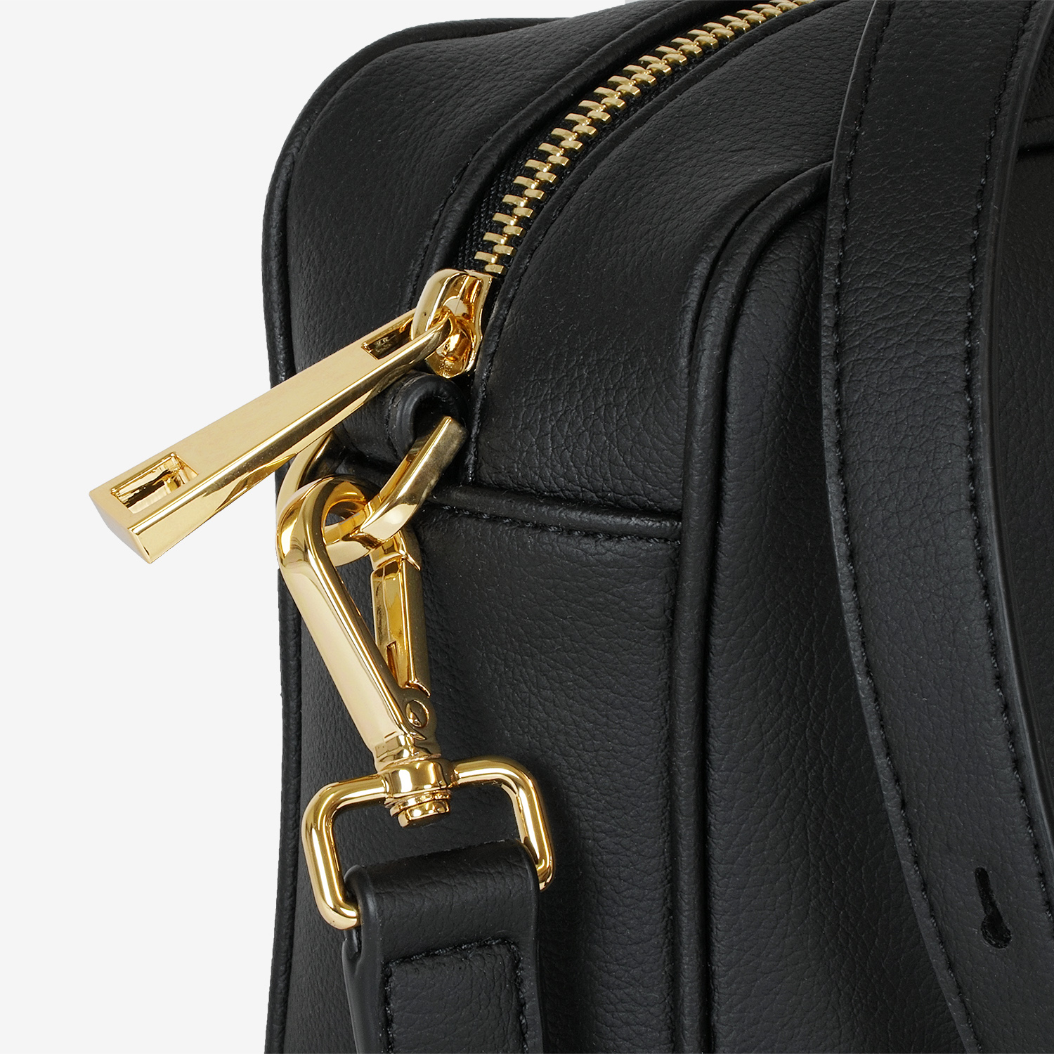 vlà Sofia Camera Bag in Schwarz – seitlich Metallteile