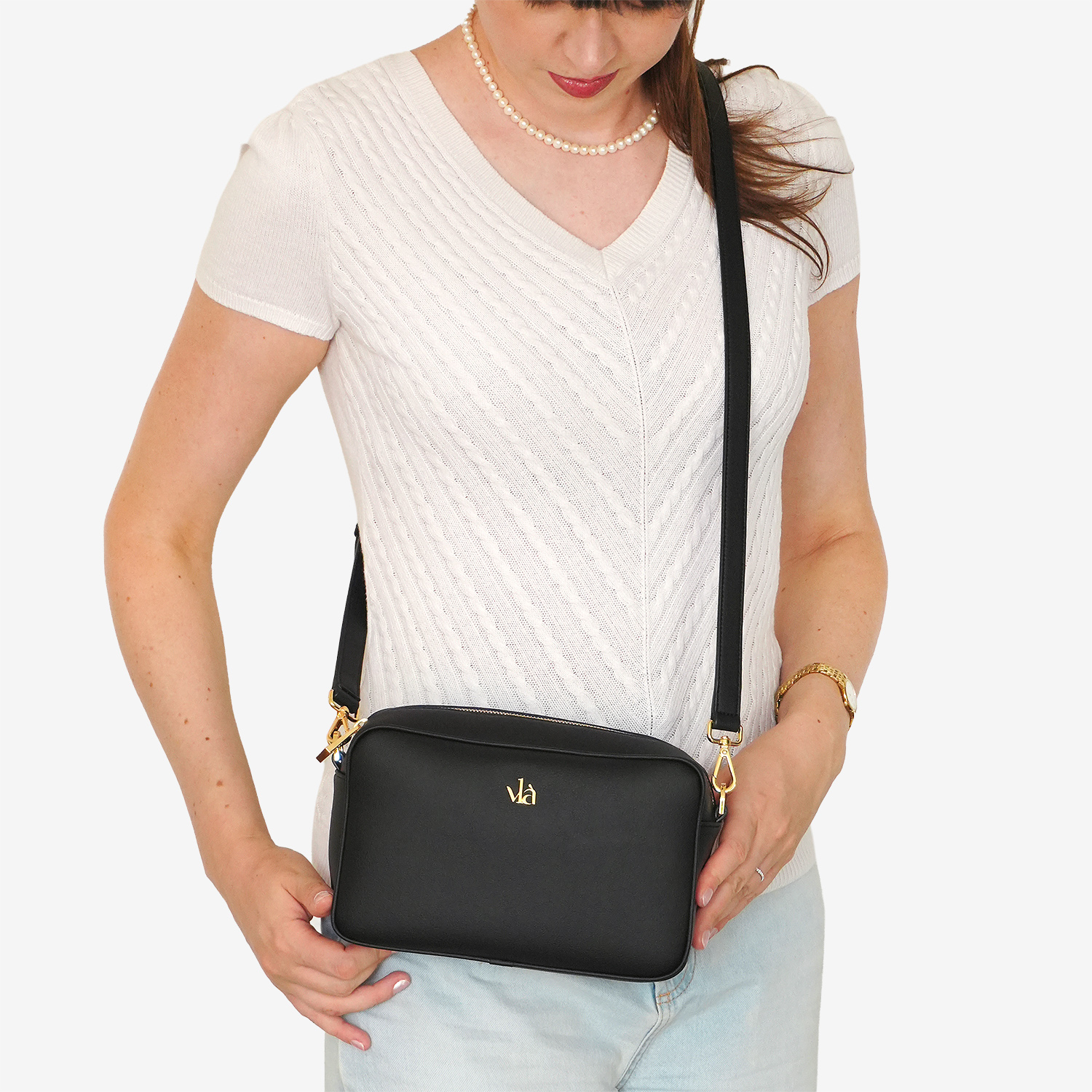 vlà Sofia Camera Bag in Schwarz – crossbody getragen