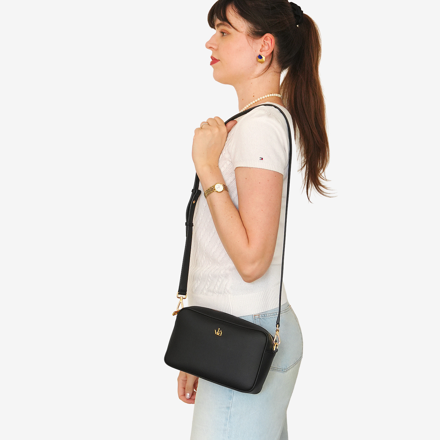 vlà Sofia Camera Bag in Schwarz – über der Schulter getragen
