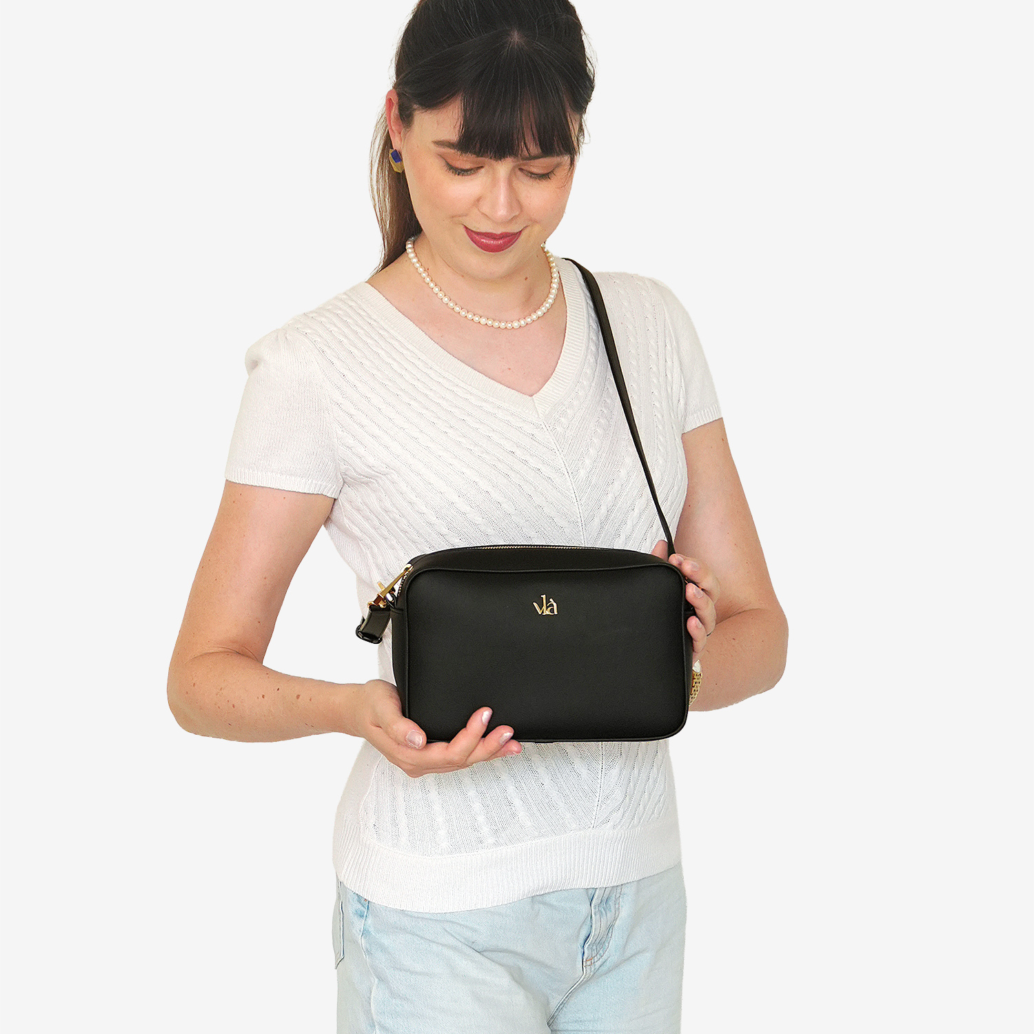 vlà Sofia Camera Bag in Schwarz – in der Hand getragen