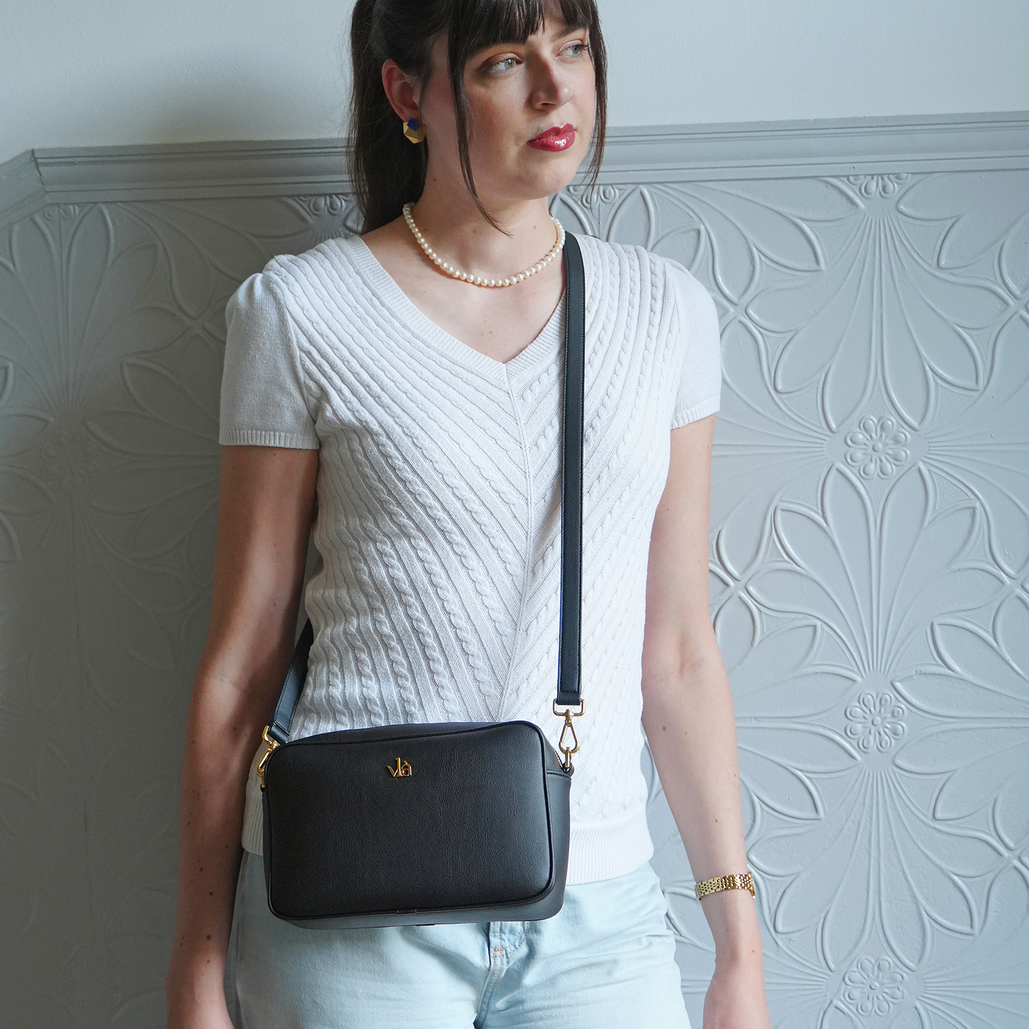 vlà Sofia Crossbody Bag mit Model im Treppenhaus
