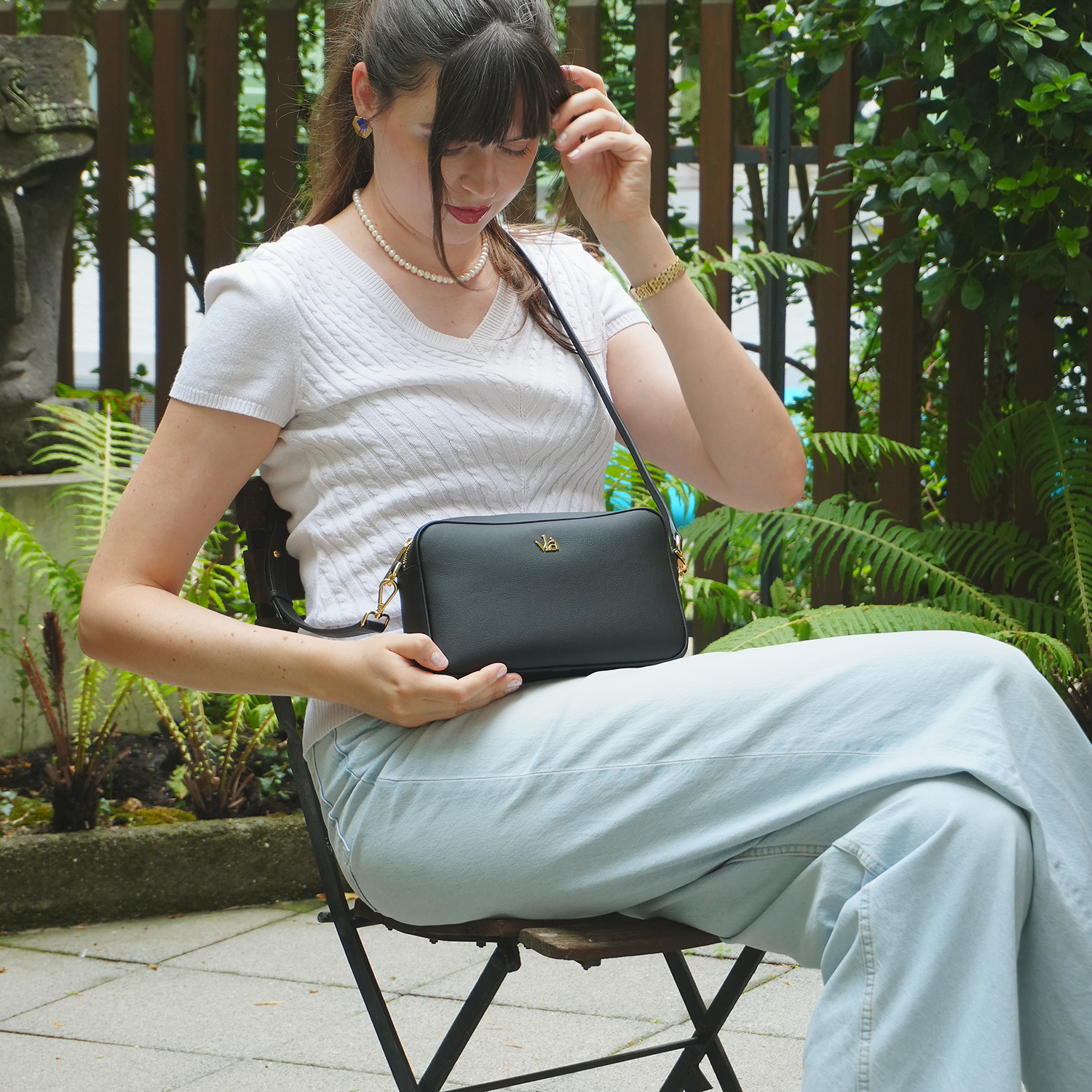 vlà Sofia Crossbody Bag mit Model im Garten